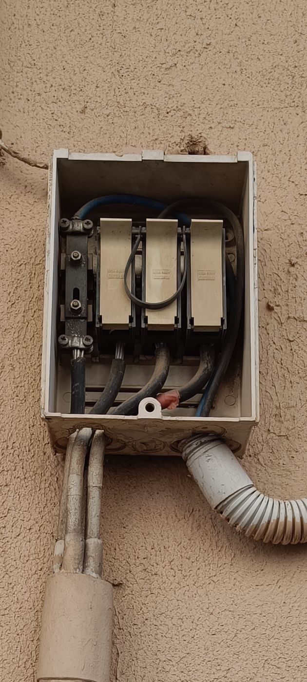 Caja de fusibles en fachada revisada por electricista en Barcelona
