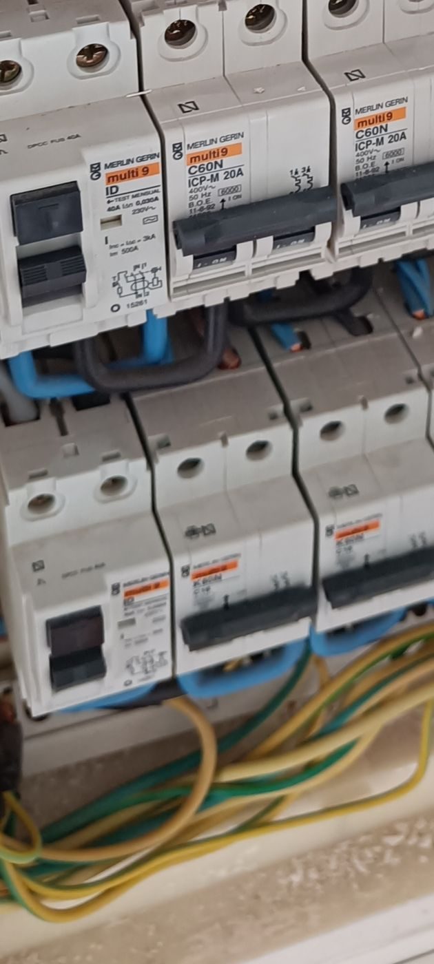 Cuadro eléctrico con diferenciales y magnetotérmicos instalado en Barcelona