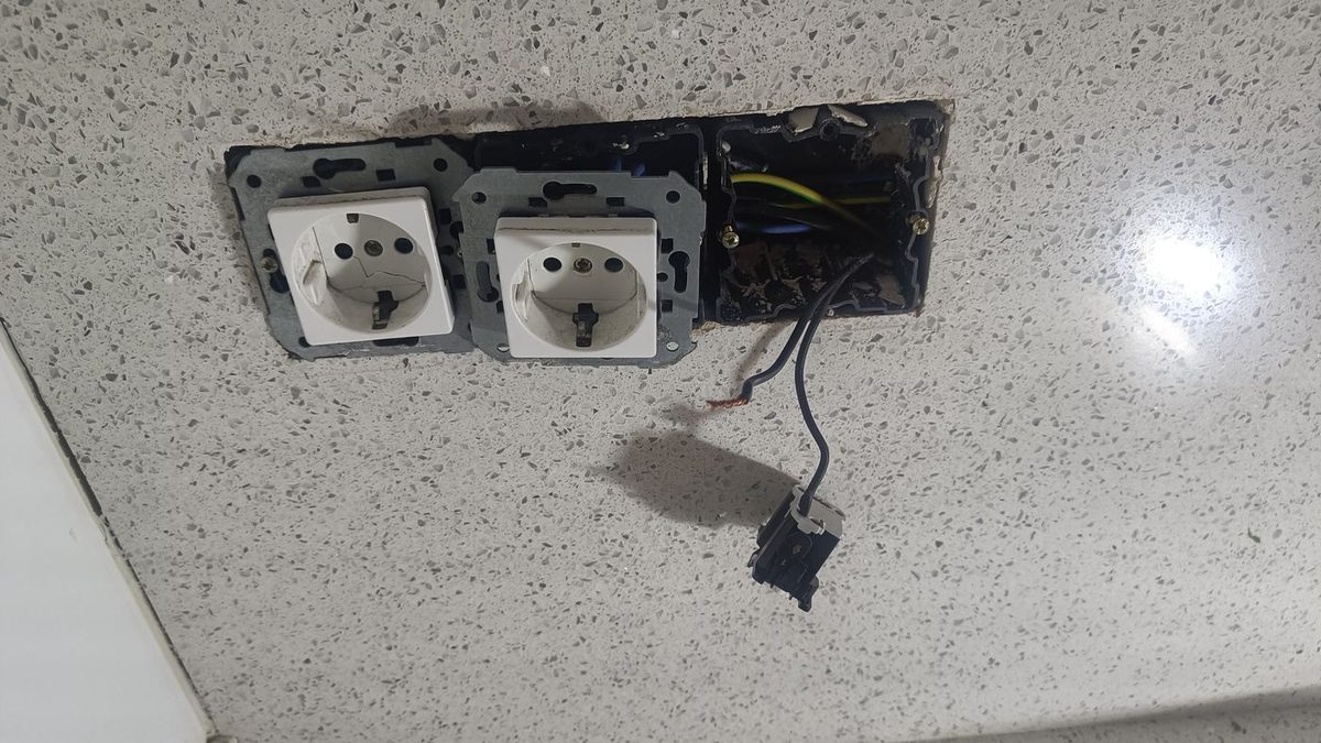 Instalación de enchufes nuevos en una cocina de Barcelona